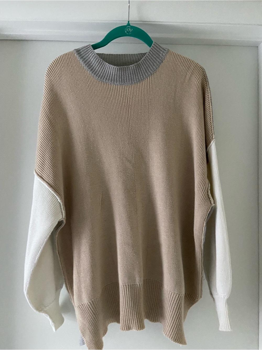 BKE Colorblock Crewneck Sweater in Beige, White & Gray